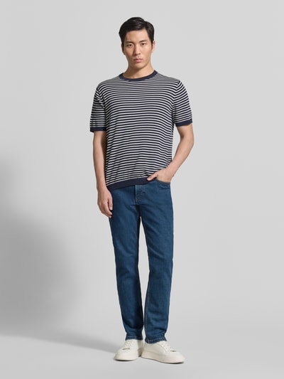 Mężczyznamodel nosi Regular Fit Jeans im Used-Look od Christian Berg Men, niebieski bawełniany miks, krój regular fit, całkowity widok z przodu