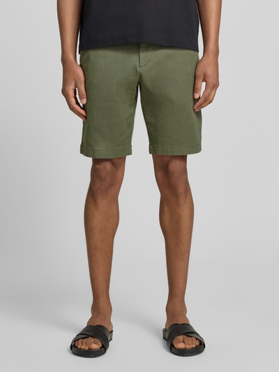 Männermodel trägt Regular Fit Chinoshorts aus Baumwoll-Mix von Tom Tailor Denim, Bi-Color Optik, Gürtel, Eingrifftaschen, Knopf und verdeckter Reißverschluss, Ganzkörperansicht von vorne.