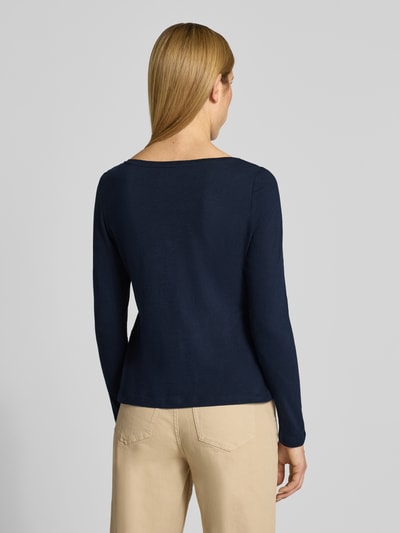 Frauenmodel trägt Regular Fit Langarmshirt aus Bio-Baumwoll-Mix von Tom Tailor in Melange-Optik, U-Boot-Ausschnitt, dunkelblau, Ganzkörperansicht Rückansicht.