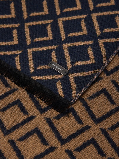 Produktfoto, Schal aus Material-Mix mit Woll-Anteil von bugatti, Allover-Muster in Blau und Beige, Fransen-Abschluss, Label-Detail, texturierte Oberfläche