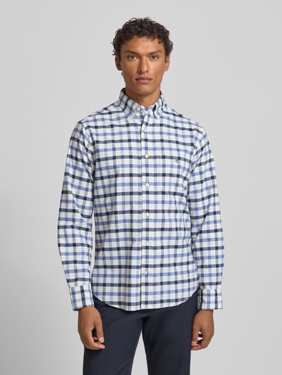 Männermodel trägt Freizeithemd mit Knopfleiste von Gant aus reiner Baumwolle im Regular-Fit mit Button-Down-Kragen, Brusttasche und Label-Stitching, Karo-Muster in Blau und Weiß, Ganzkörperansicht von vorne.
