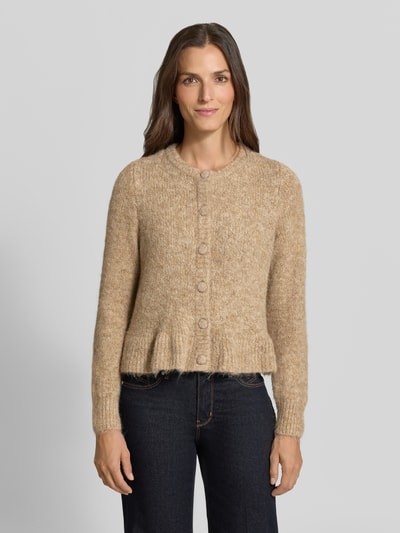 Frauenmodel trägt Regular Fit Strickjacke mit Woll-Anteil Modell 'Bows' von VILA, beige, strukturierte Oberfläche, Rundhalsausschnitt, Ganzkörperansicht von vorne.