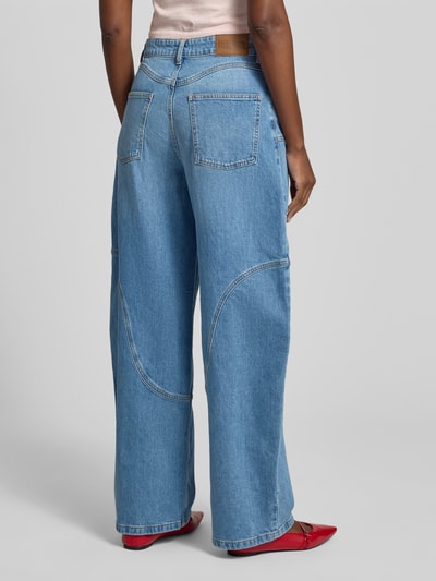 Frauenmodel trägt Wide Fit Jeans im 5-Pocket-Design von BAUM & PFERDGARTEN aus elastischem Baumwoll-Mix, blaue Denimtextur, Ganzkörperansicht Rückansicht.