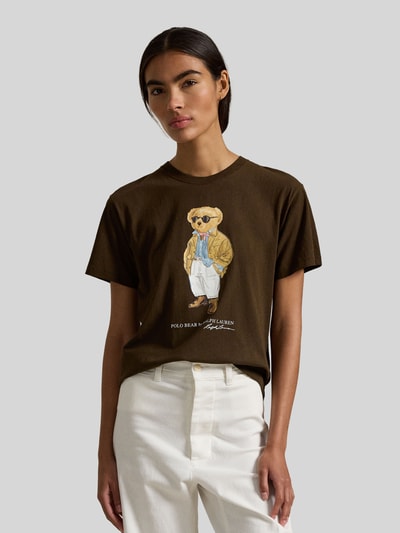 Frauenmodel trägt Regular Fit T-Shirt aus reiner Baumwolle von Polo Ralph Lauren, Optik: Unifarben, Motiv-Print, Label-Schriftzug, Rundhals, Kurzarm, Ganzkörperansicht von vorne.