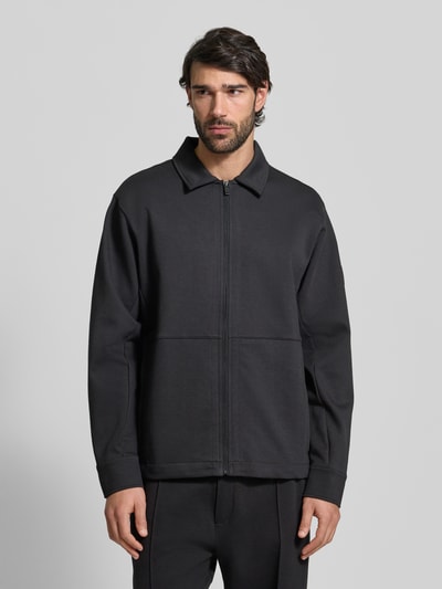 Männermodel trägt Regular Fit Sweatjacke aus Baumwoll-Mix Modell 'PE_TWIST' von BOSS Orange, Optik: Unifarben, Ganzkörperansicht von vorne.