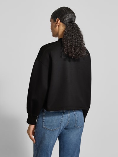 Frauenmodel trägt Regular Fit Bomberjacke aus Baumwoll-Mix Modell 'GOLD BUTTON BOMBER' von Tommy Hilfiger, unifarben, Rückansicht.