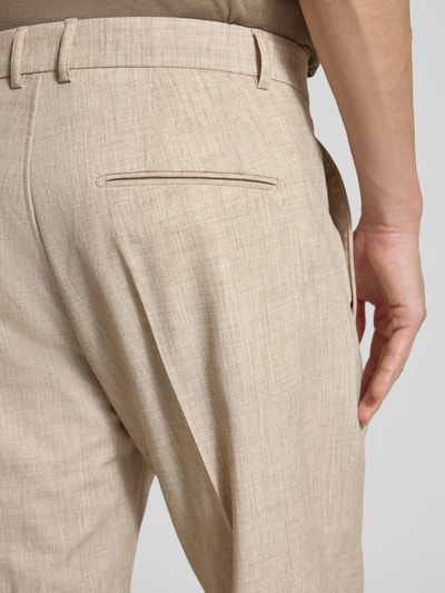 Männermodel trägt Slim Fit Anzug mit Viskose-Anteil Modell 'CIDATI' von CINQUE in Beige mit feiner Struktur, Detailaufnahme Rückansicht, Fokus Gesäßtasche. Material-Mix, Bügelfalten, Seitentaschen, Gesäßtaschen.