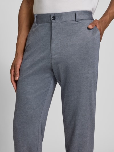 Männermodel trägt Slim Fit Anzughose aus Viskose-Mix Modell 'TIUS2' von Strellson in Melange-Optik mit Stretch-Webstruktur, Nahaufnahme Oberkörper.