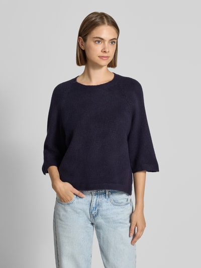 Kobiece modelka nosi granatowy sweter z rękawami o dł. 3/4 Regular Fit Pullover mit 3/4-Ärmeln Modell 'SIMONI' od ONLY, widok całej sylwetki z przodu, damski sweter ONLY.