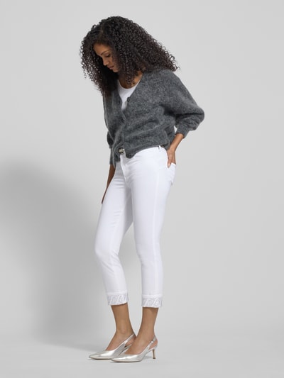 Frauenmodel trägt Jeans mit 5-Pocket-Design Modell 'MONROE' von Liu Jo White, Baumwoll-Elasthan-Mix, Slim-Fit, Ganzkörperansicht von der Seite