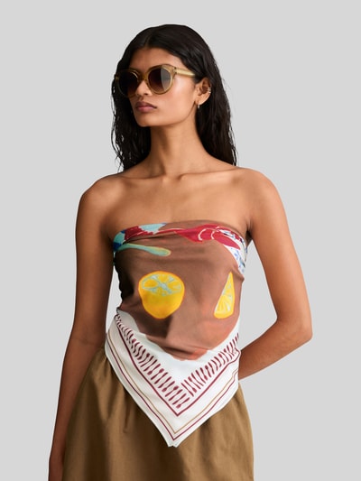 Vrouwenmodel draagt Tuch aus reiner Viskose mit Motiv-Print - Special Drop van Marc O'Polo Denim, all-over motief, kleurrijk, logoprint, zuiver viscose materiaal, Nahaufnahme bovenlijf.
