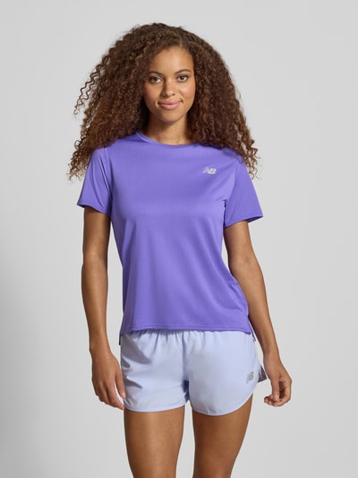 Vrouwenmodel draagt T-shirt met Logo en ronde hals van New Balance in regular fit en verlengd achterpand, dames t-shirt, vooraanzicht