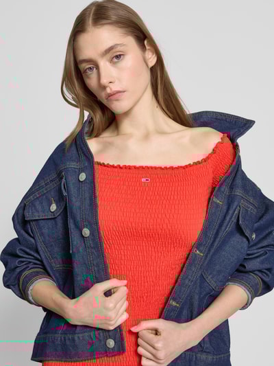 Tommy Jeans Sukienka tuba mini o kroju slim fit z dekoltem carmen Koralowy 3