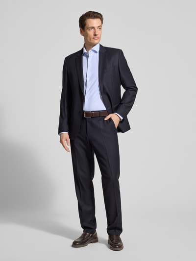 Männermodel trägt Slim Fit Business-Hemd mit Haikragen von Seidensticker, elastischer Material-Mix, Knopfleiste, Ganzkörperansicht von vorne.
