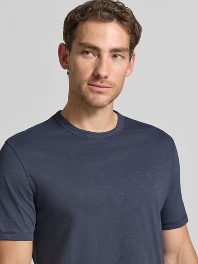 Męski model trägt Regular Fit t-shirt aus Baumwoll-Mix Modell 'Tegood' von BOSS Orange w kolorze granatowym, z delikatną teksturą, Nahaufnahme Oberkörper.