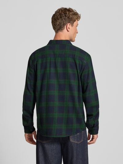 Männermodel trägt Regular Fit Freizeithemd aus Flanell mit Kentkragen von REVIEW in Dunkelgrün-Blau Karo, reine Baumwolle, Ganzkörperansicht Rückansicht.