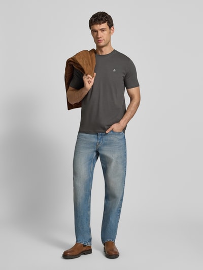 Männermodel trägt T-Shirt mit Label-Print von MARC O'POLO, Reine Baumwolle, Gerader-Schnitt, Unifarbenes-Design, Rundhalsausschnitt, Ganzkörperansicht von vorne.