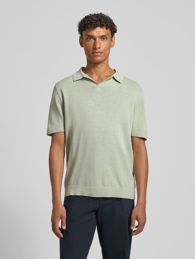 Männermodel trägt Regular Fit Poloshirt aus Baumwoll-Leinen-Mix Modell 'MATTIS' von SELECTED HOMME in hellgrün, Ganzkörperansicht von vorne.