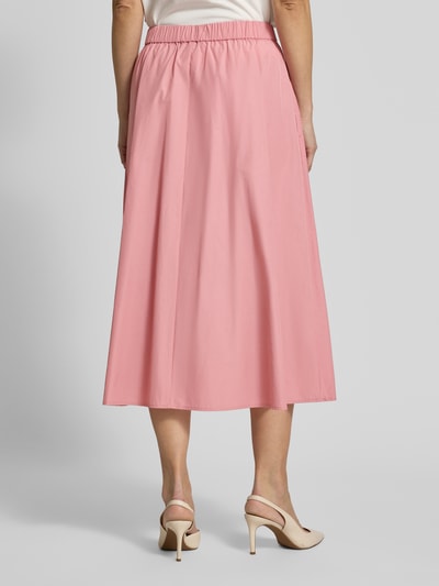 Vrouwenmodel draagt Midirok met elastischem Bund van Christian Berg Woman Selection in roze materiaalmix met katoen, a-lijn, plooien, elastische band; totale lengte maat 38: 82 cm, bandwijdte: 39 cm. Ganzkörperansicht Rückansicht.