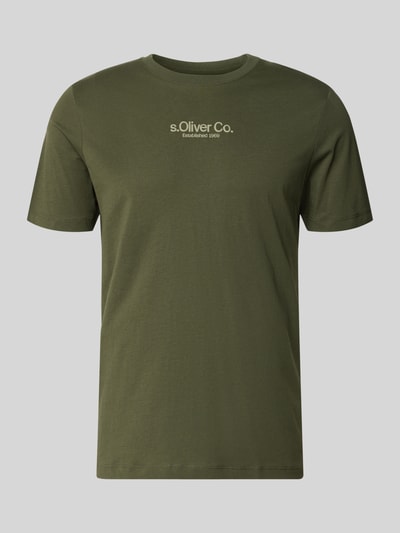 Produktfoto, Regular Fit T-Shirt aus reiner Baumwolle von s.Oliver RED LABEL w kolorze oliwkowym, gładka struktura, krój regular fit, nadruk z logo, okrągły dekolt, krótki rękaw