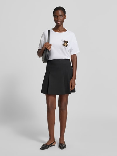 Frauenmodel trägt Regular Fit T-Shirt mit Ziersteinbesatz von Liu Jo White, Damen T-Shirt aus Reine Baumwolle, Logo-Print und Rundhalsausschnitt, Rückenlänge bei Größe S 59 cm, Ganzkörperansicht von vorne.
