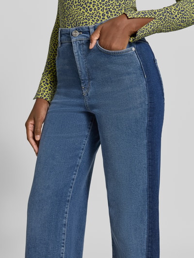 Vrouwenmodel draagt Wide Leg Jeans met Steekzakken van Marc Cain, katoenmix met lyocell, blue denim, detailopname taille en bovenbeen.