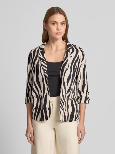 Frauenmodel trägt Loose Fit Kurzblazer aus Viskose-Leinen-Mix Modell 'JESMILO' von Vero Moda, Optik: Unifarben, Passform: Loose-Fit, Reverskragen, kein Verschluss, 3/4-Arm mit fixiertem Umschlag, angedeutete Paspeltaschen, Materialverarbeitung: Flammgarn; Ganzkörperansicht von vorne.
