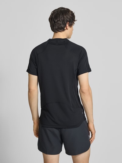Männermodel trägt T-Shirt mit Logo-Print und Raglanärmeln von NIKE TRAINING in Schwarz, Rückenlänge 71 cm, Ganzkörperansicht Rückansicht.
