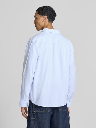 Männermodel trägt 'Freizeithemd aus reiner Baumwolle' von REVIEW, prosty krój, Kołnierzyk typu button down, wyhaftowane logo, z długim rękawem, mankiety zapinane na 1 guzik, długość tyłu w rozmiarze M: 73 cm, szerokość w rozmiarze M: 44 cm, długość rękawów w rozmiarze M: 67 cm, jasnoniebieski, gładka faktura, Ganzkörperansicht Rückansicht.