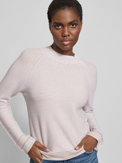 Frauenmodel trägt Strickpullover aus Viskose-Mix mit Strukturmuster von Emporio Armani, Rundhalsausschnitt, Regular-Fit, Nahaufnahme Oberkörper.