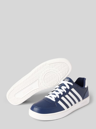 Produktfoto, Sneakersy 'Sneaker mit Label-Details Modell 'Court Cali'' von K-SWISS w kolorze granatowym z białą wyprofilowaną podeszwą, zaokrąglony kształt, wiązanie, wysokość obcasa w rozmiarze 44: 3 cm, wysokość cholewki w rozmiarze 44: 7 cm, szerokość w rozmiarze 44: 9 cm