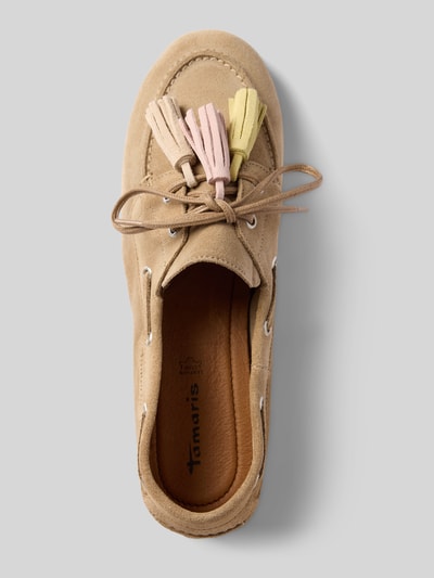 Produktfoto, Loafer aus echtem Rindsleder von Tamaris in beiger Wildleder-Optik, runde Schuhspitze, flache Absatzform, Label-Applikation, Schlupf/offen, ANTI-Slide-Sohle, Veloursleder-Optik, detailreiche Textur