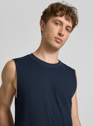 Männermodel trägt Tanktop mit Strukturmuster und Rundhalsausschnitt von Jack & Jones in Dunkelblau, reine Baumwolle, Nahaufnahme Oberkörper.