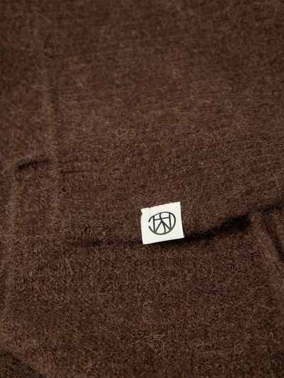 Produktfoto, brauner, flauschiger Material-Mix mit Label-Detail der Mütze mit Schal Modell 'BONDIE' von MSCH Copenhagen, Damenaccessoire