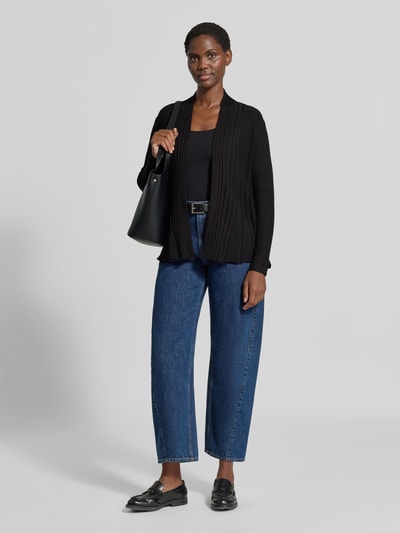 Vrouwenmodel draagt zwarte cardigan uit viscosemix Model 'CLAUDISSE' van FREE/QUENT, smalle pasvorm, plooien, ruglengte maat S 62 cm, mouwlengte 61 cm, Ganzkörperansicht von vorne