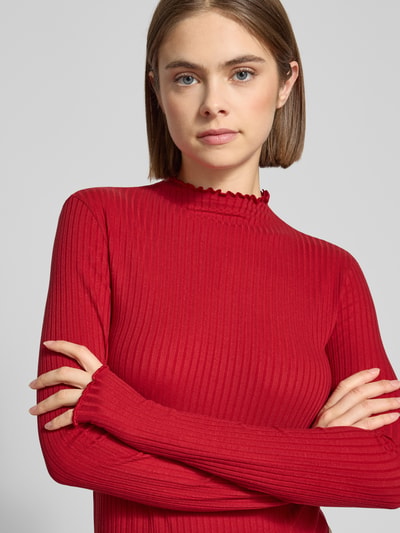 Kobiece model prezentuje Slim Fit Langarmshirt aus Lyocell-Mix von Marc O'Polo Denim, czerwony, wzór w paski, wykończenie frill, materiał: mieszanka lyocellu, aplikacja z logo, efekt: jednolity kolor, wykończenie dzianinowe, całkowite zbliżenie na górną część ciała.