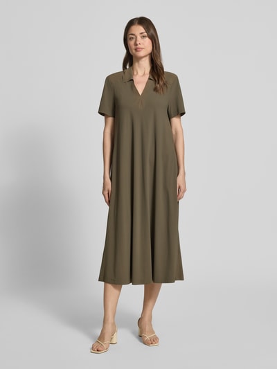 Frauenmodel trägt Midikleid mit Strukturmuster und Umlegekragen Modell 'JOSEPHINA' von Raffaello Rossi, oliv, Loose Fit, Ganzkörperansicht von vorne.