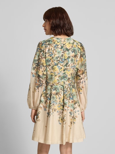 Frauenmodel trägt Cocktailkleid mit V-Ausschnitt und Häkelspitze von Vera Mont, floraler Allover-Look, A-Linie, Rückansicht.
