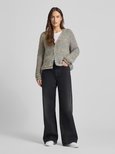 Vrouwenmodel draagt Regular Fit Strickjacke met wol van Smith and Soul, grofgebreid, V-hals, knopen, multikleuren, voorkant, geheel.