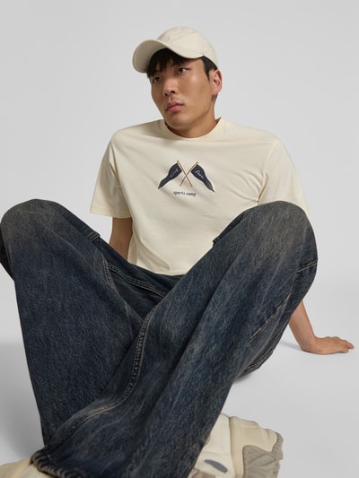 Männermodel trägt Straight Fit Jeans im 5-Pocket-Design von WON HUNDRED in dunklem Blau, reine Baumwolle, Vorderansicht, Nahaufnahme Unterkörper.
