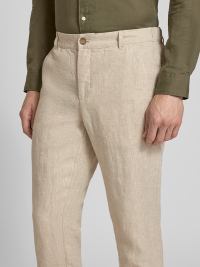 Männermodel trägt Leinenhose mit Eingrifftaschen Modell 'Pandrup' von Casual Friday, beige, reine Leinenstruktur, Nahaufnahme Oberkörper.