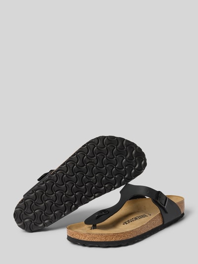 Produktfoto, zwarte instappers in Leerlook met afgeronde pasvorm, model 'Gizeh' van Birkenstock, logodetail, hakhoogte maat 40: 3 cm