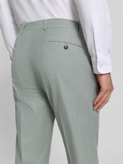 Männermodel trägt Straight Fit broek uit mix van katoen en scheerwol van bugatti in lichtgroen, bandplooien, knoop- en ritssluiting, detailaufnahme achterzijde