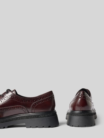 Produktfoto, Schnürschuhe mit Logo-Detail von Tamaris in dunklem Rot mit Broguing und schwarzer Profilsohle, Damen Schnürschuhe von Tamaris.