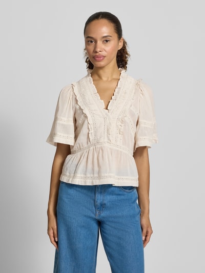 Frauenmodel trägt Bluse mit Rüschen Modell 'Evienne' von Neo Noir aus Reine Baumwolle, Taillierter Schnitt, Häkelspitze, Creme, Ganzkörperansicht von vorne.