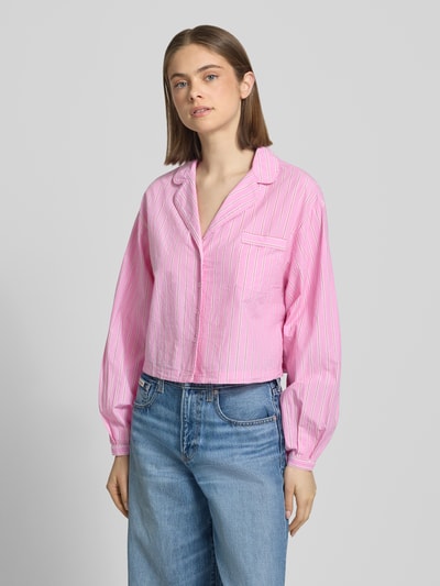 Frauenmodel trägt Relaxed Fit Pyjama-Oberteil mit Brusttasche von Gina Tricot, rosa mit weißen Streifen, Baumwolle, Nahaufnahme Oberkörper.