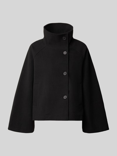 Produktfoto, zwarte Jacke mit Stehkragen und Kimonoärmeln van Gina Tricot, recht model, knoopsluiting, 50 cm ruglengte maat S, schouderbreedte 44 cm, borstwijdte 56 cm, mouwlengte 60 cm, gladde textuur, eenvoudige lijnen