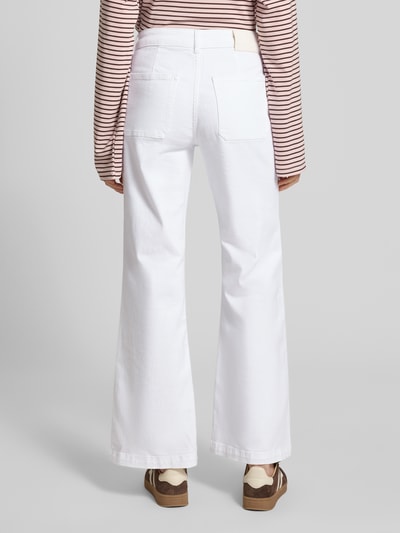Frauenmodel trägt Bootcut Jeans aus Baumwoll-Mix Modell 'CAYA' von Marc O'Polo, unifarben weiß, Flared, High Waist, aufgesetzte Taschen, Ganzkörperansicht Rückansicht