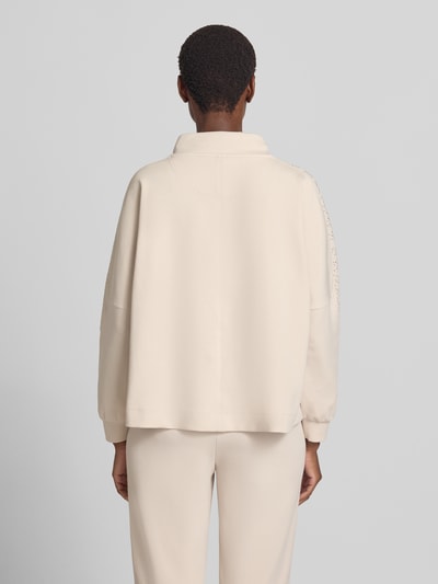 Frauenmodel trägt Sweatshirt mit Kapuze von MARC CAIN in Unifarbe mit strukturierter Optik, elastische Bündchen, Ganzkörperansicht Rückansicht.