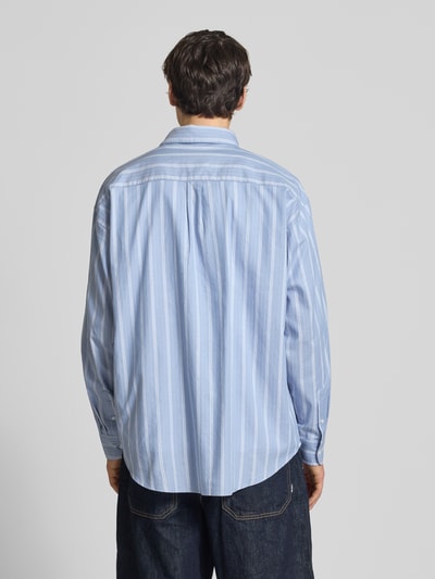 Männermodel trägt Regular Fit Freizeithemd mit Kentkragen und Label-Stitching von Carhartt Work In Progress, blau mit weißen Streifen, reine Baumwolle, Rückenansicht Ganzkörperansicht.